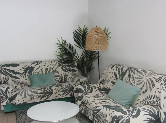 Les Cigales Rez De Jardin A 10mn Des Belles Plages Daire Hyères